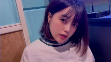 A girl gets into a good mood with a male friend at karaoke and ends up cheating on her boyfriend.