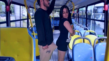 cojida en el bus
